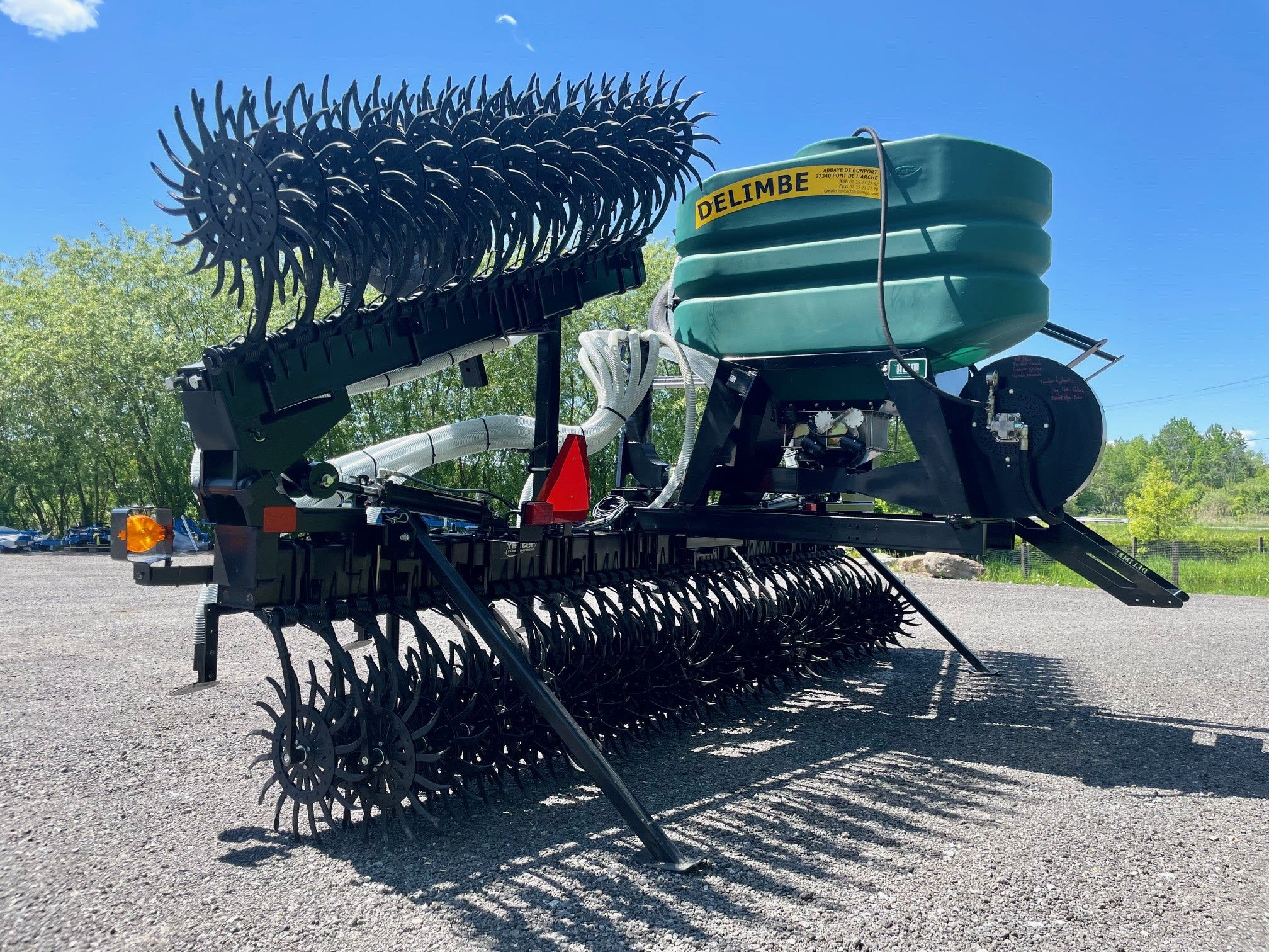 Double wheel rotary hoe element